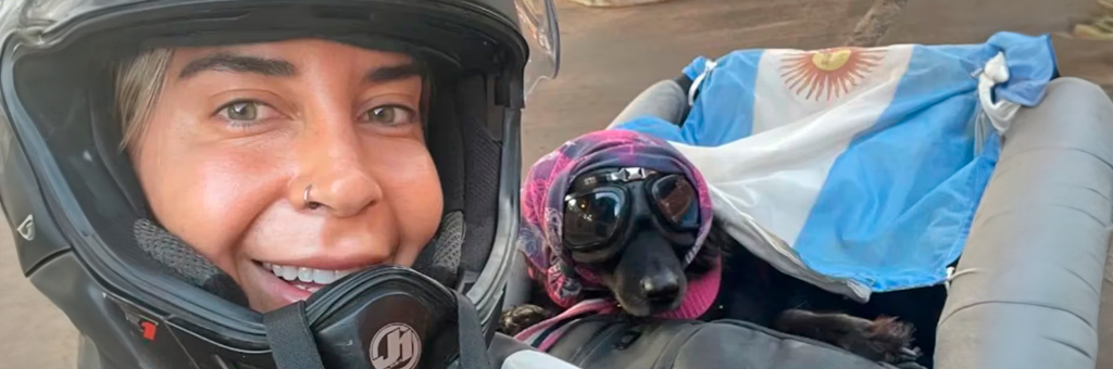 Lo más tierno que veras hoy: Mujer rescató a perrita y ahora viajan por el mundo en moto