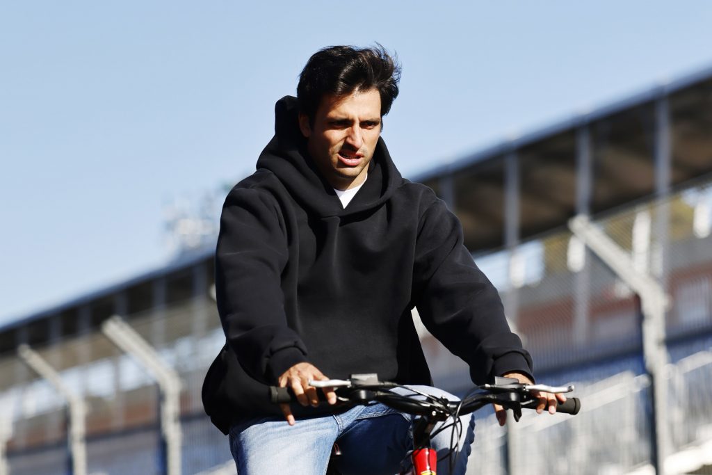 Me salió bueno para el pedaleo: Carlos Sainz tantea en su cleta la pista de Albert Park antes del GP de Australia