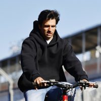 Me salió bueno para el pedaleo: Carlos Sainz tantea en su cleta la pista de Albert Park antes del GP de Australia