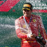 Me rio toda la noche: Ferrari se lleva el premio gordo en Australia gracias al milagro de Sainz