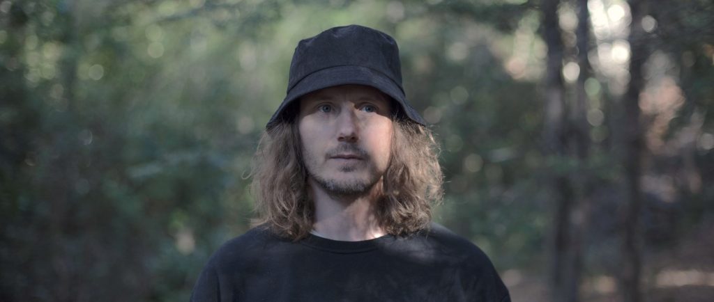 Con el pelito mojado y al viento: Andrés Nusser de Astro trae su “Contra” a la música chilena