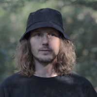 Con el pelito mojado y al viento: Andrés Nusser de Astro trae su "Contra" a la música chilena