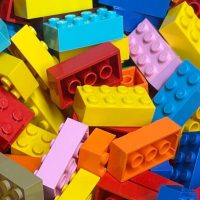 El artista que arregla ciudades con Lego llega a Chile