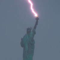 ¡Brígidooo! Fotógrafo capta a la Estatua de la Libertad sosteniendo un rayo