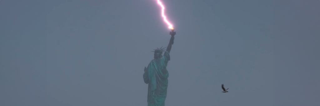 ¡Brígidooo! Fotógrafo capta a la Estatua de la Libertad sosteniendo un rayo