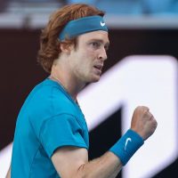 Pero compita no se enoje: Rublev desata su furia y destroza su raqueta tras debut ante Nakashima