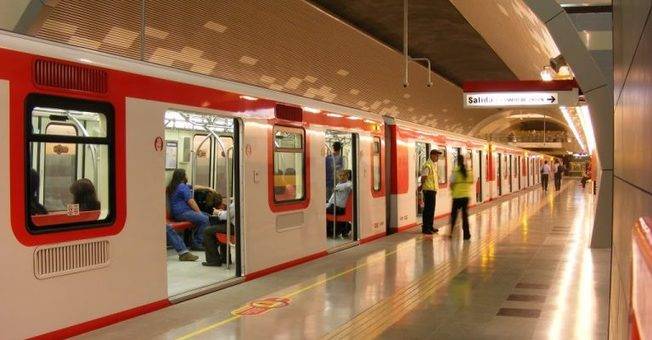 Ambulantes arman batalla campal en metro La Cisterna