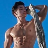 ¡Yo quiero a ese sugar! Hombre a sus casi 60 años se ve más sabroso que uno de 30