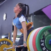 Con un charchazo te manda a tierra: Niña de 9 Años Levanta 75 Kilos y cumple varios récords