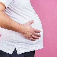 "Acepto" a la Pancita: ¿Por Qué los Hombres Engordan después de Casarse?