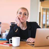 ¿Confirmas?: Escuchar quejas todo el día podría freir tus neuronas