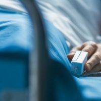 Joven creyó que su novio la ignoraba, pero en realidad estaba en coma tras accidente