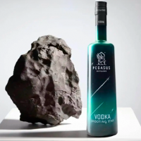 Finalmente... la caña intergaláctica ¡Este vodka tiene fragmentos de meteorito!