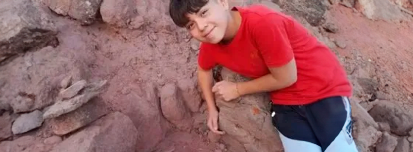 Niño descubrió fósiles de dinosaurio en el patio de sus abuelos