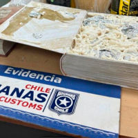 ¡Ya era mi cumple cabros! Encomienda de libros traía 2 kilos de éxtasis desde Bélgica