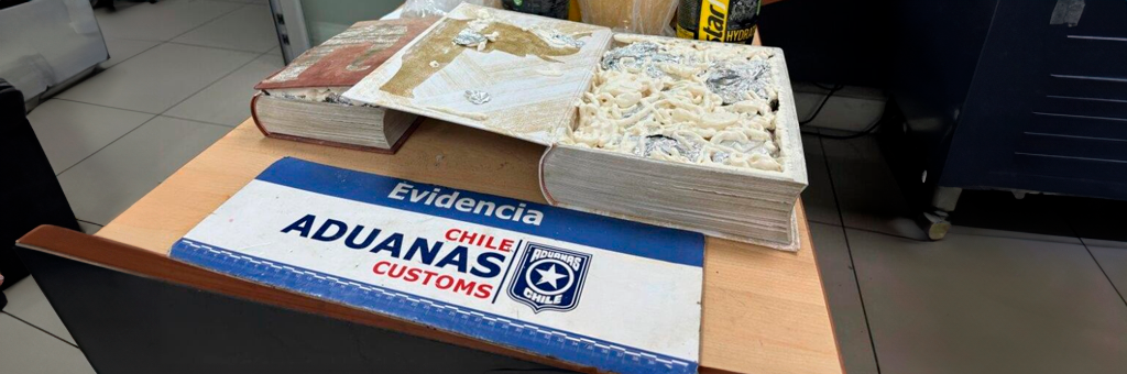 ¡Ya era mi cumple cabros! Encomienda de libros traía 2 kilos de éxtasis desde Bélgica