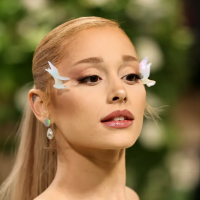 Ariana Grande Causa Controversia al Revelar su Deseo de Cenar con Jeffrey Dahmer