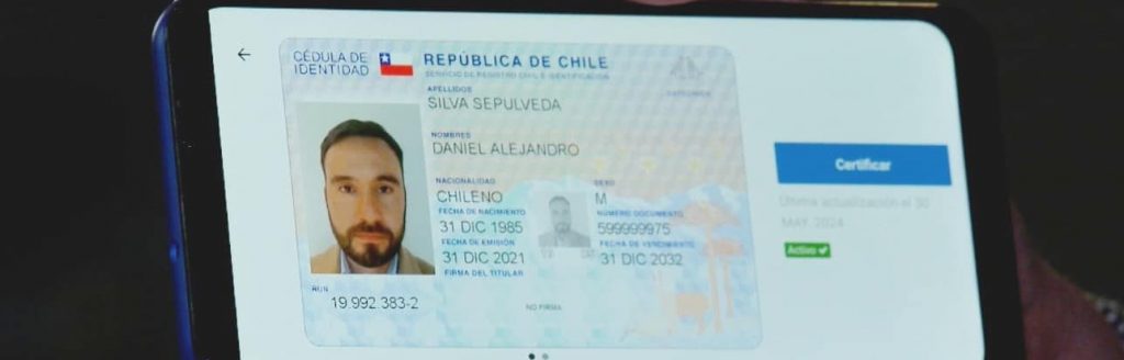 En cosas que podrían pasarme perfectamente: Mujer renovó su carnet y le pusieron foto de cuando tenia 10