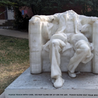¡Por lo menos la que sirve está intacta! Calor derrite cabeza de Abraham Lincoln en EEUU
