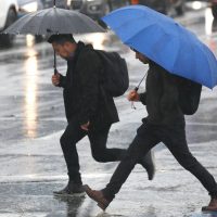 Anda sacando el poncho impermeable: Santiago tendrá tres días de intensas lluvias