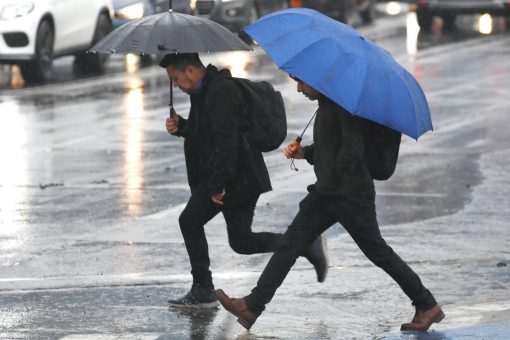 Anda sacando el poncho impermeable: Santiago tendrá tres días de intensas lluvias
