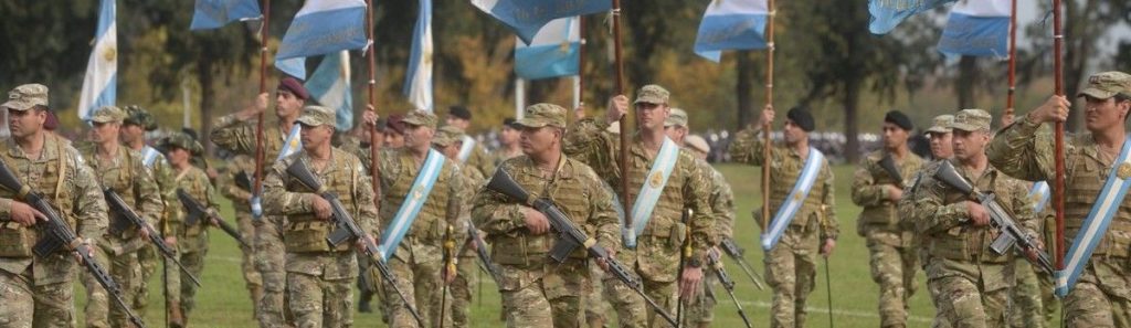 ¡Y se me ocurrió otra idea! Sancionan a militares argentinos por celebrar el día del padre con bailarinas