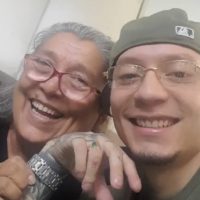 Amigos de Galee Galee Cumplen su Sueño y Regalan Casa a su Madre en Emotivo Evento