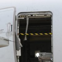 Pasajera Abre Puerta de Emergencia por Error y Desata el Caos en Vuelo de Air China