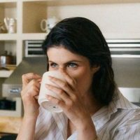 Alexandra Daddario Revela su Embarazo con Emotiva Confesión