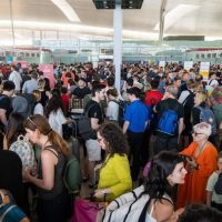 Falla Informática Mundial Paraliza Vuelos: Aeropuerto de Santiago Pide Revisión Urgente