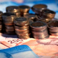 ¡No todos son inútiles! Influencer chileno le regala dinero a comerciantes