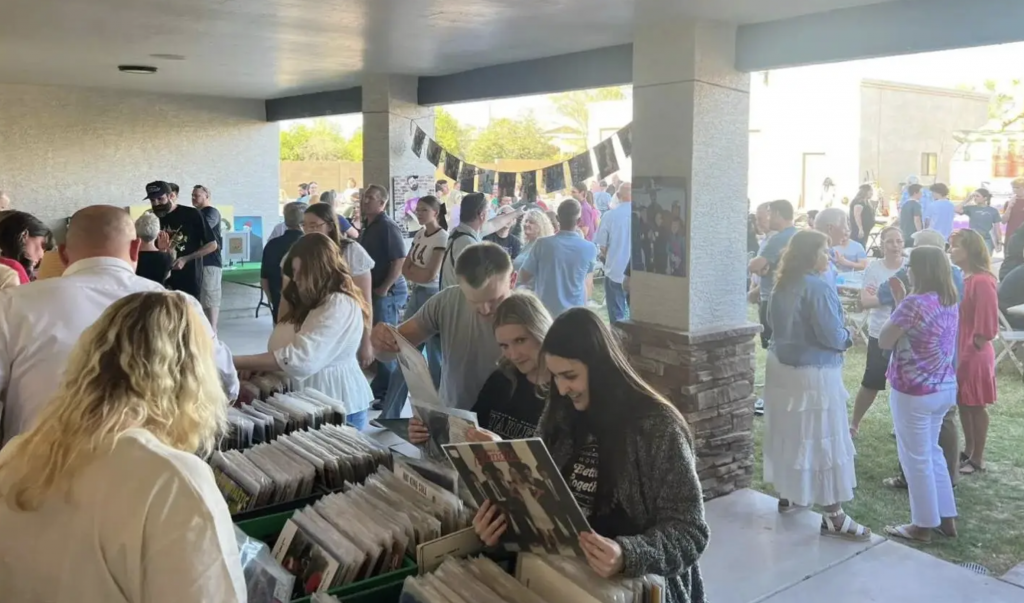 El funeral más entrete de la historia: Contaba con feria de vinilos y castillos inflables