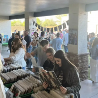 El funeral más entrete de la historia: Contaba con feria de vinilos y castillos inflables