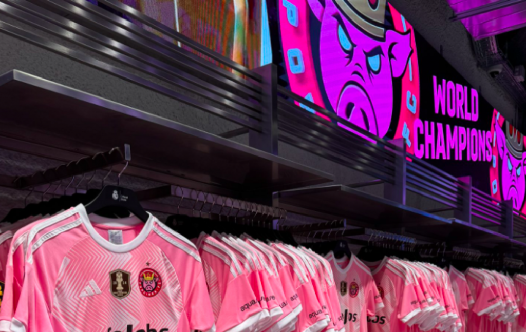 Ibai Llanos Encuentra Camisetas de Porcinos FC en la Tienda del Real Madrid