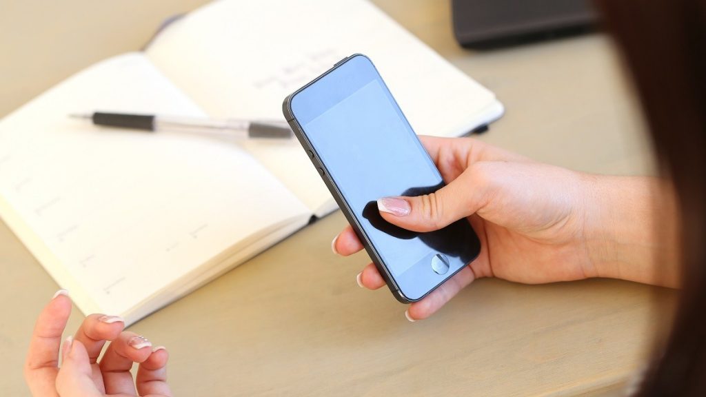 Cuenta la firme: ¿se debería prohibir el uso de celulares en los colegios?