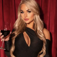 A 130 dólares la botella con juanetes: Modelo vende vino de uvas aplastadas con sus pies