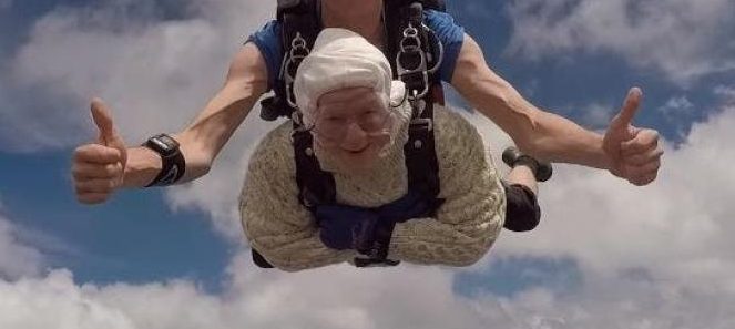 ABUELITA CELEBRÓ SU CUMPLEAÑOS NÚMERO 102 EN EL CIELO (SE TIRO EN PARACAÍDAS)