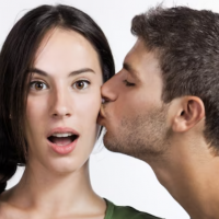 Porque los hombres siempre se quieren comer a las amigas