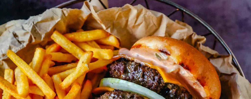 Pareja en Concepción financia su boda vendiendo Hamburguesas