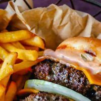 Pareja en Concepción financia su boda vendiendo Hamburguesas