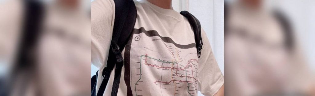 Joven Japonesa Se Vuelve Viral por Original Polera del Metro de Santiago