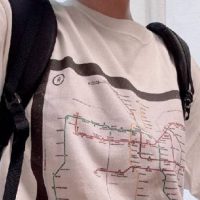 Joven Japonesa Se Vuelve Viral por Original Polera del Metro de Santiago
