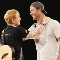 ¿La banda del siglo?: Chris Hemsworth se ganó un pituto como baterista de Ed Sheeran por una noche