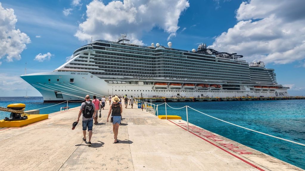 Hombre compra habitación en un crucero para evitar el alto costo del arriendo y viajar por el mundo