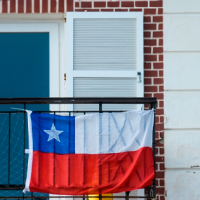 ¡Evite multas, pariente! ¿Qué día es obligatorio colocar la bandera chilena?