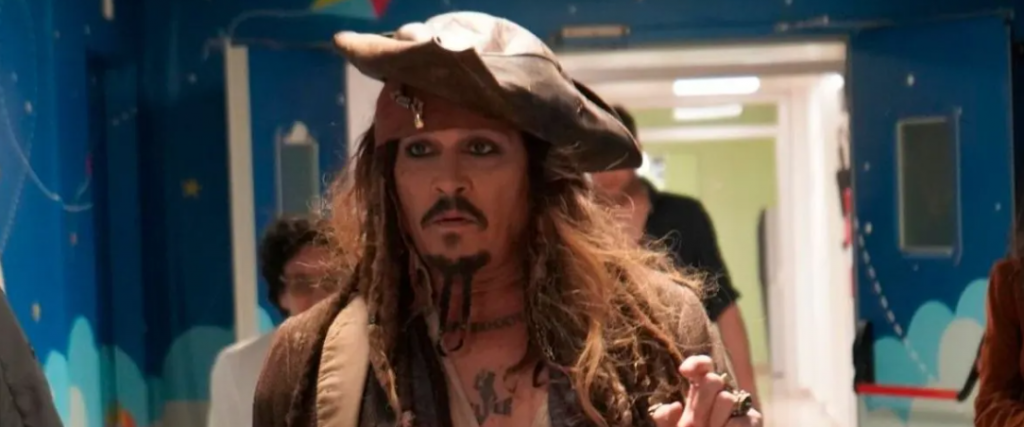 Johnny Depp sorprende a niños en hospital de España como Jack Sparrow