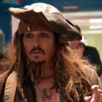 Johnny Depp sorprende a niños en hospital de España como Jack Sparrow