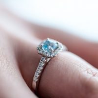 ¿Cómo debe  ser un anillo de compromiso?