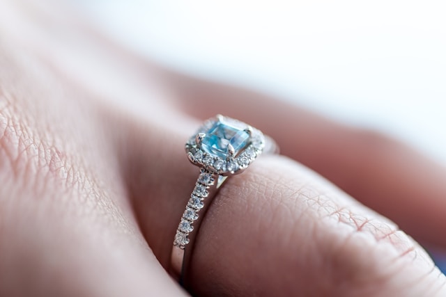 ¿Cómo debe  ser un anillo de compromiso?