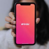 Nueva función de Tinder genera polémica por permitir filtrar por estatura